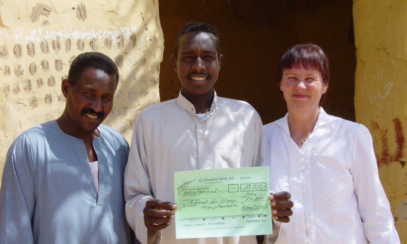 Übergabe des Spendenschecks an Achmed im März 2007