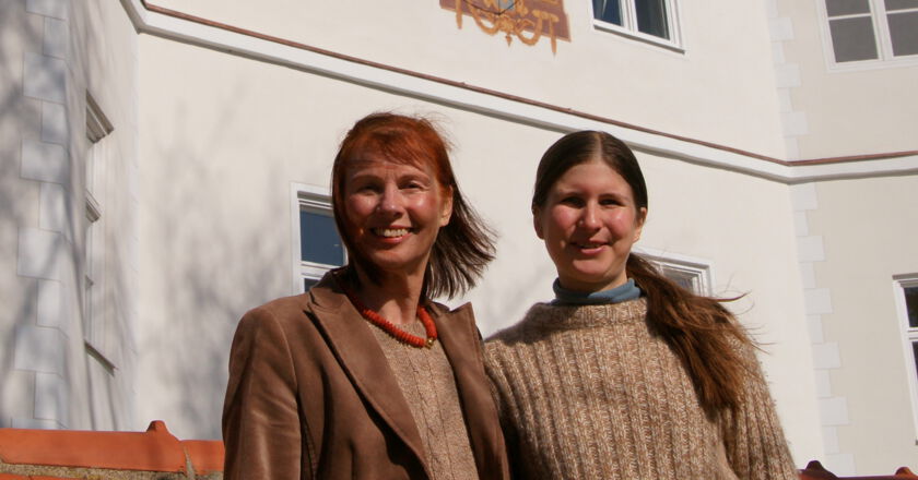 Helene Walterskirchen und Alexandra Walterskirchen vor Schloss Rudolfshausen